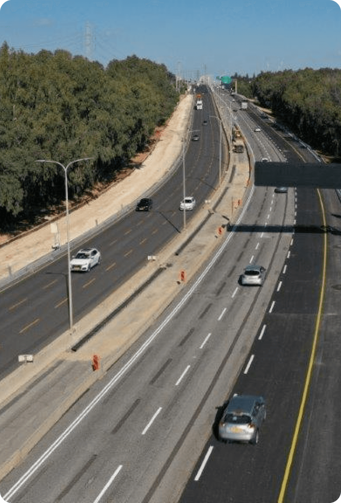 רכבים נוסעים בכביש Cars Driving on the Road