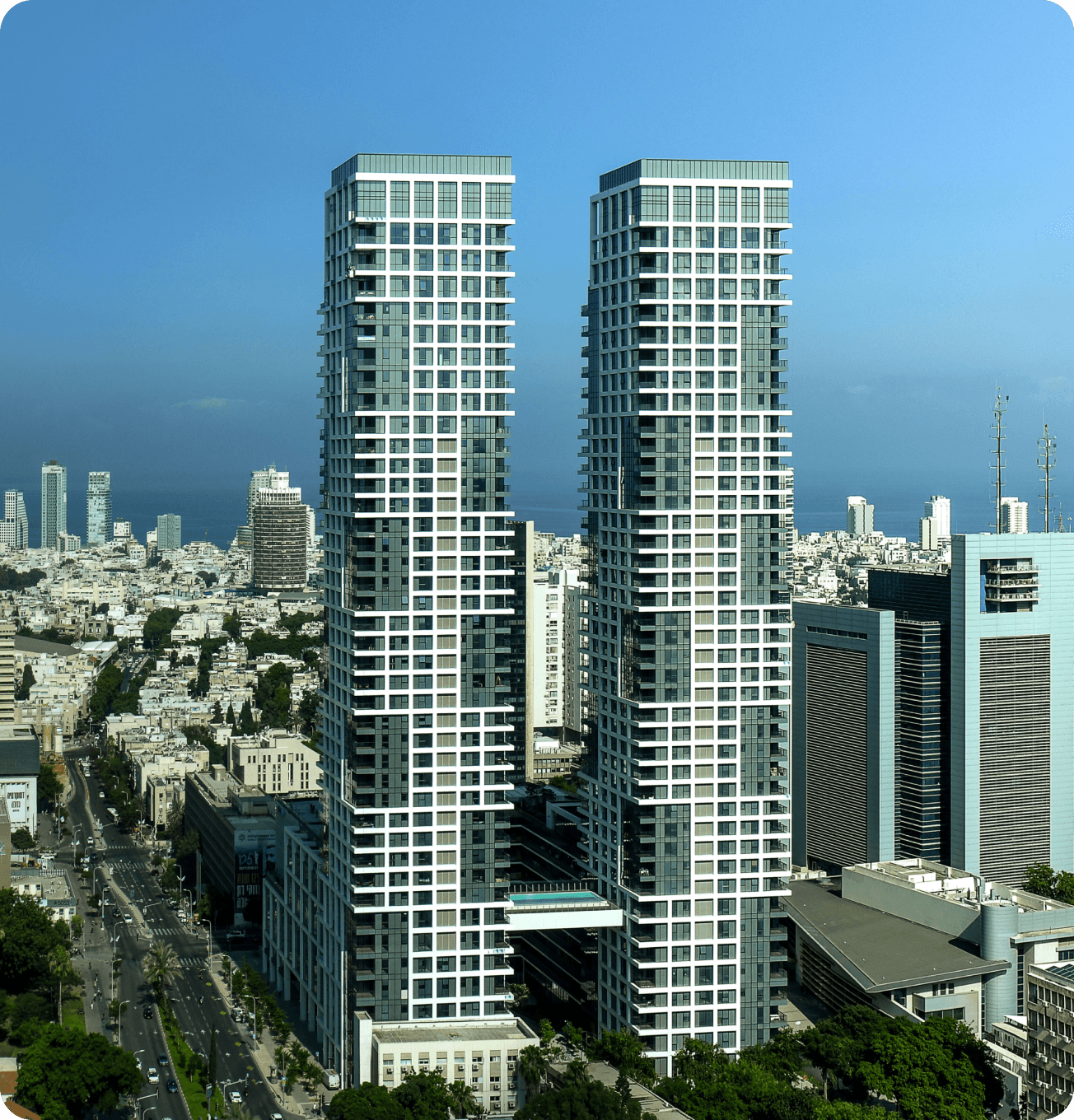 שני מגדלי מגורים המחוברים באמצעות בריכה Two Residential Towers Connected by a Pool